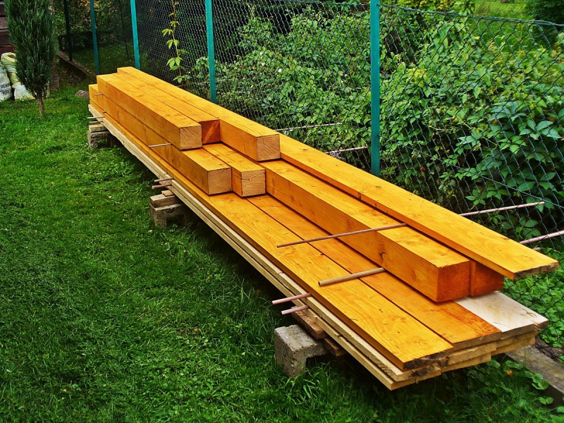 menuisier-ROCBARON-min_boards_the_rafters_joinery_tree_painting_wood_colored_paint-871508