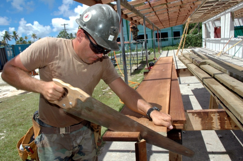 menuisier-ROCBARON-min_worker_construction_building_carpenter_male_job_build_helmet-893290